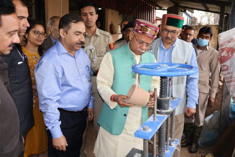 स्वयं सहायता समूह की महिलाओं द्वारा तैयार उत्पादों से प्रभवित हुए राज्यपाल