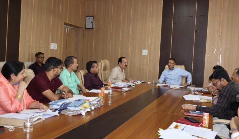 उपायुक्त की अध्यक्षता में जिला स्तरीय सार्वजनिक वितरण समिति व सतर्कता समिति की समीक्षा बैठक हुई आयोजित