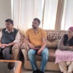 जनता ने PWD विभाग के अधिकारियों को करवाया क्षेत्र की खस्ताहाल सड़कों से अवगत जनता ने PWD विभाग के अधिकारियों को करवाया क्षेत्र की खस्ताहाल सड़कों से अवगत