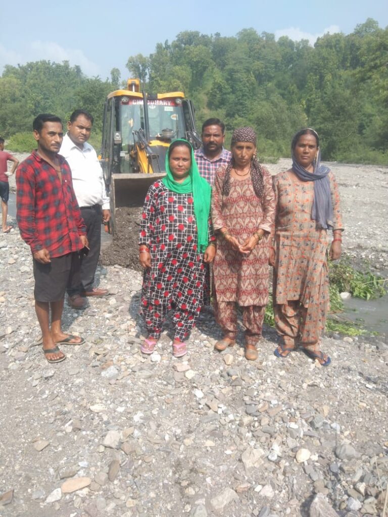 दोपहरिया खड्ड न बने मुसीबत, कुछ इस तरीके से किया गांव का बचाओ…