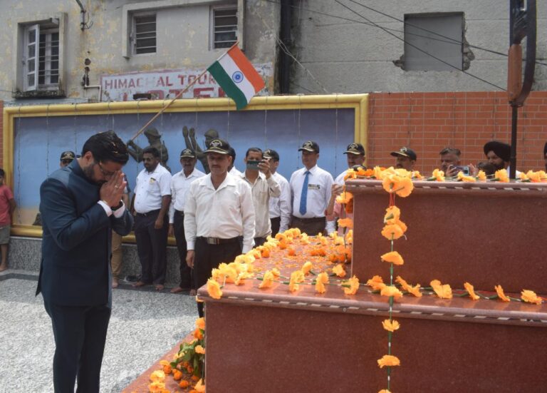 उपमंडल अधिकारी गुंजीत चीमा ने ध्वजा-रोहण कर मार्चपास्ट की सलामी ली..