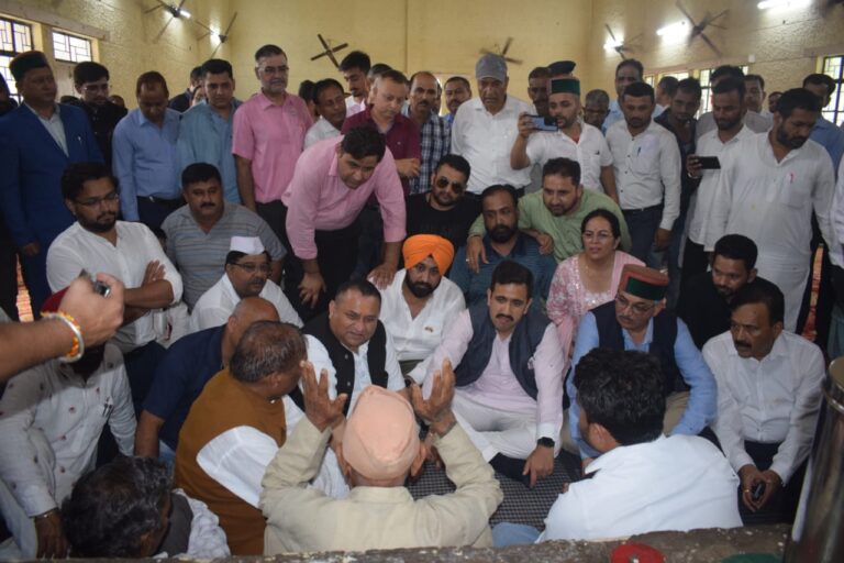 आपदा की इस घड़ी में प्रदेश सरकार प्रभावित परिवारों के साथ -विक्रमादित्य सिंह..