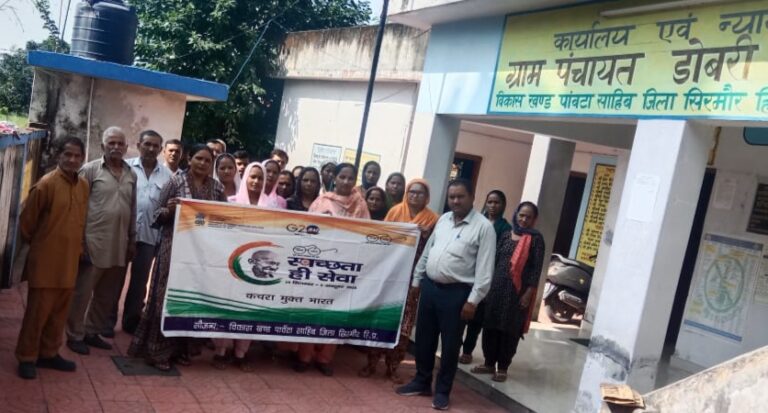 डोबरी सालवाला प्रधान ने पंचायत प्रतिनिधियों, वार्ड सदस्यों व ग्रामीणों के साथ की सफाई..