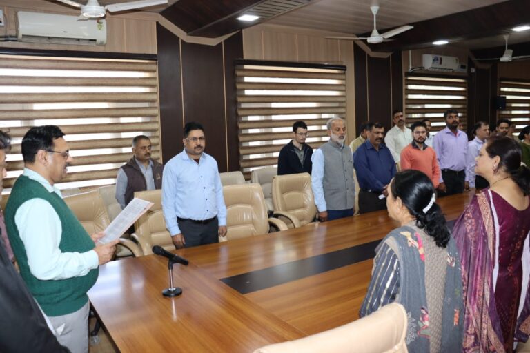 ए.डी.एम. एल.आर वर्मा ने अधिकारियों और कर्मचारियों को दिलवाई राष्ट्रीय एकता की शपथ