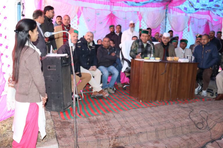 नाहन के जमटा में सरकार गांव के द्वार कार्यक्रम में आए 113 आवेदन, 45 का मौके पर निपटारा..