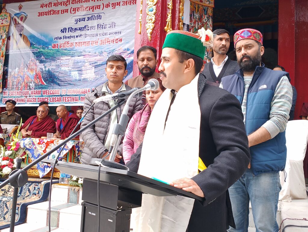 लोक निर्माण मंत्री विक्रमादित्य सिंह ने दोलांजी मोनेस्ट्री में आयोजित कार्यक्रम में बतौर मुख्य अतिथि भाग लिया
