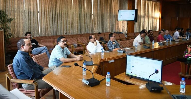 मतदान से संबंधित गतिविधियों की निगरानी के लिए तैनात कर्मचारियों का प्रशिक्षण,