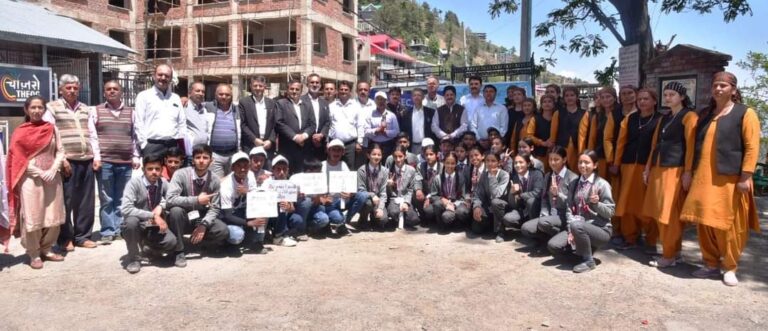 स्वयं सहायता समूह की महिलाओं ने ली मतदान की शपथ, बुजुर्गों ने मतदान करने का किया आग्रह
