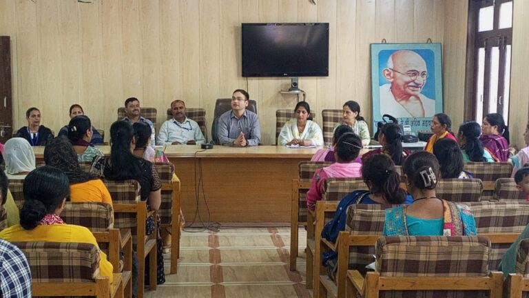 पांवटा साहिब में स्वयं सहायता समूह के पदाधिकारीयों को मतदान के लिए किया जागरुक