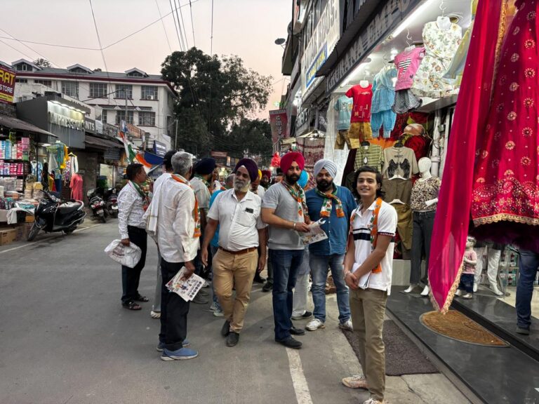 कांग्रेस प्रत्याशी विनोद सुल्तानपुरी के पक्ष में शहर में पूर्व विधायक चौधरी किरनेश जंग मांगे वोट..