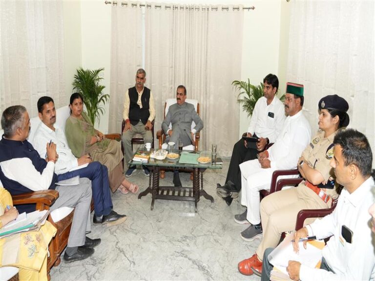 देर सायं अधिकारियों के साथ कांगड़ा जिला में विकास कार्यों की समीक्षा