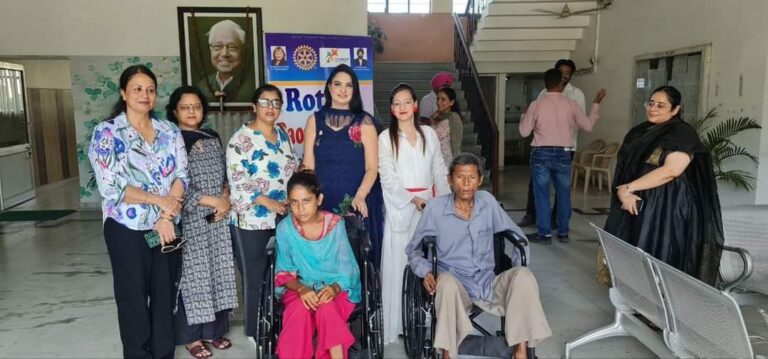 रोटरी पांवटा सखी ने डेंटल कॉलेज में दो जरूरतमंदों को व्हीलचेयर प्रदान की