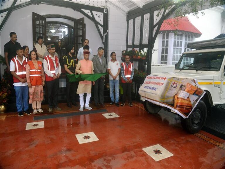 लोगों से आपदा प्रभावितों की मदद करने का आह्वान किया  राज्यपाल शिव प्रताप शुक्ल ने आज राजभवन शिमला से कुल्लू जिले के लिए राहत सामग्री के दो वाहनों को हरी झंडी दिखाकर रवाना किया। राहत सामग्री में स्वच्छता किट, तिरपॉल, किचन सेट और कंबल भेजे गए। राज्यपाल ने लोगों से बरसात के दौरान हर समय सतर्क रहने का आह्वान किया। उन्होंने सुरक्षा के दृष्टिगत पर्यटकों से भी नदी-नालों के किनारे न जाने का आह्वान किया। उन्होंने कहा कि राज्य रेडक्रॉस द्वारा आपदा प्रभावितों क्षेत्र के लोगों को निरतंर राहत सामग्री प्रदान की जाएगी। उन्होंने कहा कि जिला प्रशासन के आग्रह पर तुरंत राहत सामग्री प्रदान की जाएगी। उन्होंने राज्य के लोगों से इस कठिन समय में आपदा प्रभावितों की हर संभव मदद करने का आह्वान किया। राज्यपाल के सचिव राजेश शर्मा भी इस दौरान उपस्थित थेे।