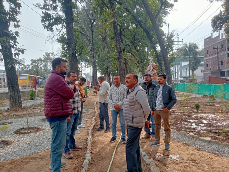 पूर्व विधायक किरनेश जंग ने किया गोंदपुर में निर्माणाधीन पार्क का निरीक्षण..