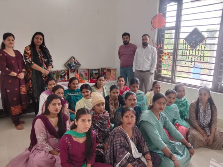 Paonta News:हैंड निटिंग सेंटर बनेगा ग्रामीण रोजगार का माध्यम